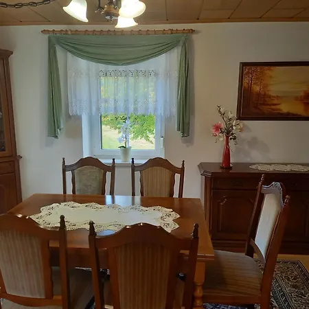 In Zescha Mit Terrasse Und Garten Apartament